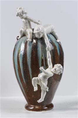 Große Vase "Enfants Sauveteurs", Hans Stephan Stoltenberg-Lerche zugeschrieben,Entwurf: ca. 1892/1900,Ausführung: Wiener Manufaktur Friedrich Goldscheider, ca. 1917-22 - Secese a umění 20. století