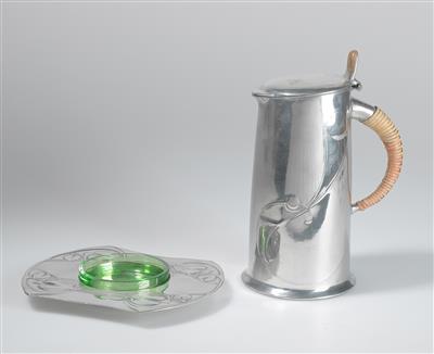 Archibald Knox, Schale mit grünem Glas und Heißwasserkrug (Tudric pewter hot water jug), Archibald Knox zugeschrieben, Liberty  &  Co, London, um 1900/03 - Jugendstil and 20th Century Arts and Crafts