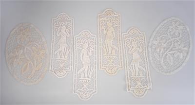 Vier Klöppeleinsätze mit figuralen Darstellungen und zwei ovale Klöppelspitzen mit floralen Motiven, Wiener Werkstätte, um 1920 - Jugendstil u. Kunsthandwerk d. 20. Jahrhunderts