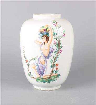 Ena Rottenberg, Vase mit Darstellung einer knienden Frau, einen Obstkorb auf dem Kopf haltend und Blütenzweigen, Formnummer: 114, um 1935, - Jugendstil and 20th Century Arts and Crafts