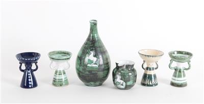 Gudrun Wittke-Baudisch, vier "Salzweiberl", eine Vase und ein Kännchen mit Pferdeornamentik, Keramik Hallstatt - Secese a umění 20. století