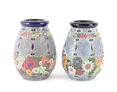 Paar Amphora Vasen mit stilisierten Blumen aus der Campina Serie, Modell und Dekor: um 1910 - Jugendstil e arte applicata del XX secolo