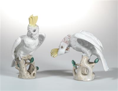Mathilde Szendrö-Jaksch, Kakadu aufrecht mit ausgebreiteten Flügeln (Modellnummer: 1598) und Kakadu sich niederbeugend (Modellnummer: 1599), Modelljahre: 1926, - Secese a umění 20. století