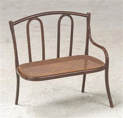 Puppenmöbel: Kanapee, Modellnummer: 1/12921 und Tisch, Modellnummer: 2/12942, Firma Thonet, Wien, Entwurf: vor 1904 - Jugendstil and 20th Century Arts and Crafts