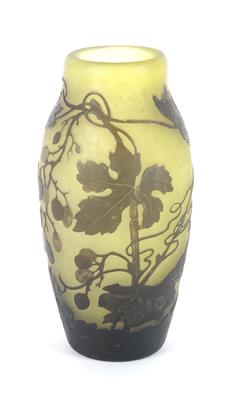 Vase "Groseilles", Arsall, Vereinigte Lausitzer Glaswerke AG, um 1918 - Kleinode des Jugendstils & Angewandte Kunst des 20. Jahrhunderts
