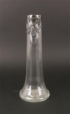 Vase "Val de Grâce", mit reliefiertem Dekor, nach Alphonse Mucha - Kleinode des Jugendstils & Angewandte Kunst des 20. Jahrhunderts