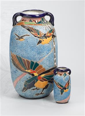 Zwei Amphora Henkelvasen mit Vogelmotiven aus der Campina Serie, - Kleinode des Jugendstils & Angewandte Kunst des 20. Jahrhunderts