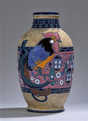 Amphora Vase mit einem Hahn und stilisierten Blumen aus der Campina Serie, - Jugendstil and 20th Century Arts and Crafts