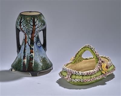 Henkelvase mit Landschaftsdekor und Bäumen sowie eine Henkelschale mit Blüten, Amphora Werke, Turn-Wien - Jugendstil e arte applicata del XX secolo
