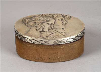 Ovale Schmuckschatulle aus Leder mit reliefiertem Silberdeckel, Wien, bis Mai 1922 - Kleinode des Jugendstils und angewandte Kunst des 20. Jahrhunderts