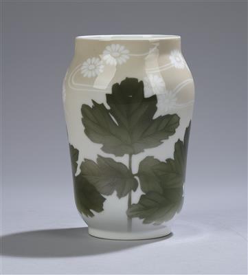 Vase mit Ahornblättern, Dekornummer: 210, Formnummer: 108, Royal Copenhagen - Secese a umění 20. století