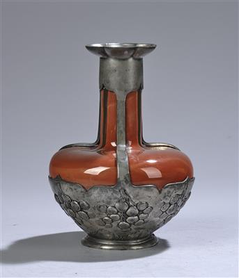 Vase mit floraler Zinnmontierung, Modellnummer: 2506, Orivit AG, KölnEhrenfeld, 1904 - Kleinode des Jugendstils und angewandte Kunst des 20. Jahrhunderts