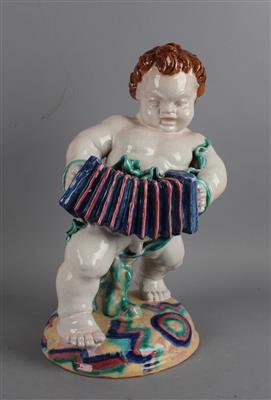 Leo Miller, Putto mit Ziehharmonika (als Brunnenfigur), Modellnummer: 298, Radstädter Kunstkeramik - Jugendstil e arte applicata del XX secolo