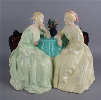 Zwei sich unterhaltende Biedermeierdamen an einem Tisch sitzend, Firma Keramos, Wien, bis 1949 - Jugendstil e arte applicata del XX secolo