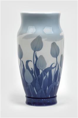 Stephan Ussing (1868-1958), große Vase mit Tulpen, Entwurf: um 1900, Ausführung: Royal Kopenhagen - Jugendstil and 20th Century Arts and Crafts