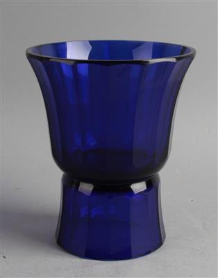 Fußvase, in der Art von Josef Hoffmann, Entwurf: um 1917, Ausführung: wohl Ludwig Moser  &  Söhne, Karlsbad - Kleinode des Jugendstils und angewandte Kunst des 20. Jahrhunderts