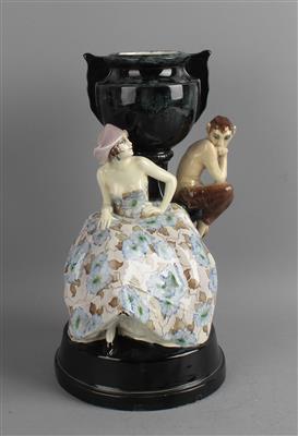 Josef Lorenzl, erhöhte Amphorenvase mit sitzender Figurengruppe: Dame mit Hut und Faun, Wiener Manufaktur Goldscheider, ca. 1922-41 - Kleinode des Jugendstils und angewandte Kunst des 20. Jahrhunderts