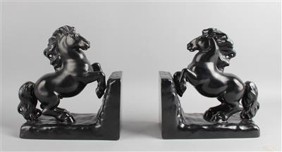 Michael Powolny, Paar Buchstützen mit Pferden, Modell: um 1910, spätere Ausführung der Gmundner Keramik - Kleinode des Jugendstils und angewandte Kunst des 20. Jahrhunderts