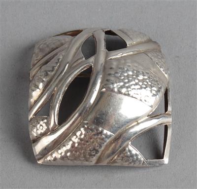 Silberbrosche mit durchbrochen gearbeitetem Dekor, um 1920 - Jugendstil and 20th Century Arts and Crafts