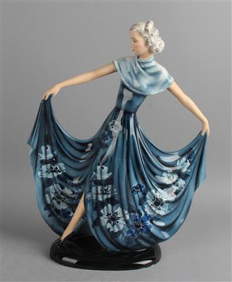 Stephan Dakon, Figur "Susette" (Lilian Harvey, seitlich schreitend) auf einem Ovalsockel, Entwurf: ca. 1937, Ausführung: Wiener Manufaktur Friedrich Goldscheider, bis ca. 1941 - Jugendstil e arte applicata del XX secolo