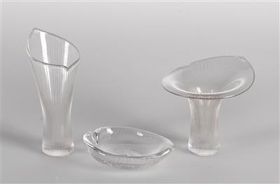 Tapio Wirkkala, zwei kleine Vasen und eine kleine Schale in Form eines Blattes, Ausführung: Ittala - Kleinode des Jugendstils und angewandte Kunst des 20. Jahrhunderts