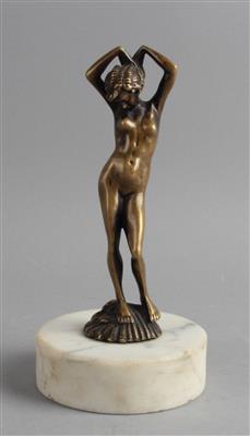Unbekleidete Frauenfigur aus Bronze mit erhobenen Armen, Entwurf: um 1920 - Kleinode des Jugendstils und angewandte Kunst des 20. Jahrhunderts