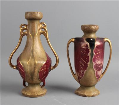 Zwei unterschiedliche Amphora Henkelvasen, Modellnummern: 3949 und 3951, Modell: ca. 1902-03, Firma Riessner, Stellmacher  &  Kessel, Thurn-Teplitz, bis 1938 - Jugendstil e arte applicata del XX secolo