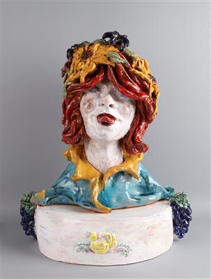 Große expressive Büste einer Frau mit herausgestreckter Zunge und Blüten auf dem Kopf mit einem ovalen Sockel, Wien - Jugendstil and 20th Century Arts and Crafts