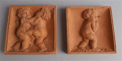 Michael Powolny, zwei Reliefkacheln; kämpfende Putti und schreitender Putto, Entwurf: 1936/37 (?) - Jugendstil and 20th Century Arts and Crafts