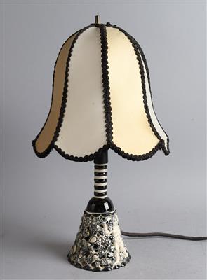 Tischlampe aus Keramik mit durchbrochen gearbeiteten Putti und Floraldekor, um 1915 - Jugendstil e arte applicata del XX secolo