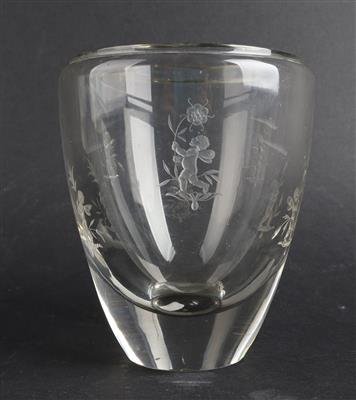 Vase (möglicherweise Teil eines Deckelglases) mit blumentragendem Putto, Gravurentwurf: Michael Powolny, Entwurf: um 1917, Ausführung: Firma J.  &  L. Lobmeyr, Wien - Secese a umění 20. století