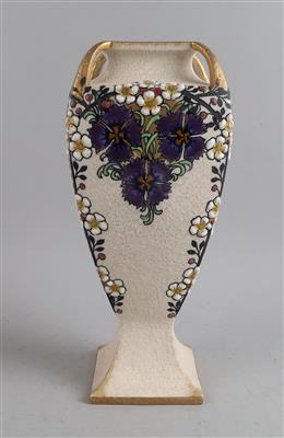 Amphorenvase mit vier Oesenhenkeln und Floraldekor, wohl Ernst Wahliss, Turn, Wien, um 1910 - Jugendstil e arte applicata del XX secolo