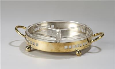 Anbieteschale mit zwei Henkeln aus gestanztem Metall mit drei Glaseinsätzen, Entwurf: um 1900 - Secese a umění 20. století