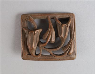 Brosche aus Holz mit Glockenblumen, in der Art der Wiener Werkstätte - Kleinode des Jugendstils und angewandte Kunst des 20. Jahrhunderts