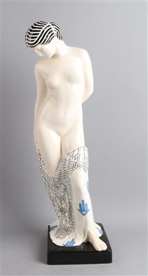 Figur: "Schönheit", Modellnummer: 7, Entwurf: um 1909, Ausführung: Firma Goldscheider, Stoob, 1993 - Jugendstil e arte applicata del XX secolo