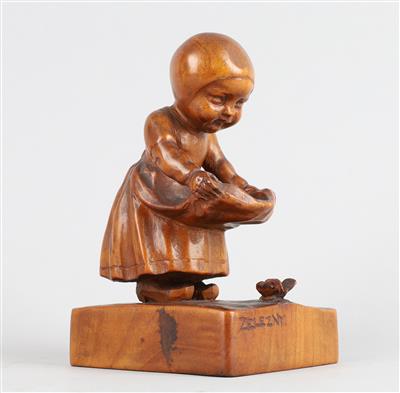 Franz Zelezny (Wien 1866-1932), Holzskulptur: Mädchen mit ausgebreiteter Schürze und einem Schmetterling - Jugendstil and 20th Century Arts and Crafts