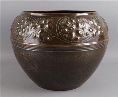 Große Vase (großer Übertopf) aus Kupfer mit Floraldekor, um 1900/20 - Jugendstil e arte applicata del XX secolo