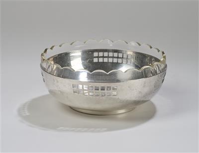 Metallschale mit geometrischen Dekorelementen und einer Glasschale, Entwurf: um 1900 - Jugendstil and 20th Century Arts and Crafts