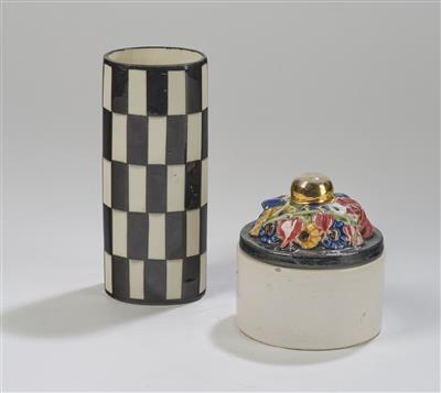 Michael Powolny, "Dose" (Deckeldose), Modell: um 1907, Ausführung: Wiener Keramik bzw. Vereinigte Wiener und Gmundner Keramik bzw. Gmundner Keramik sowie eine Röhrenvase, Tschechien, um 1920 - Secese a umění 20. století