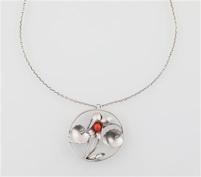 Silberanhänger mit floralen Motiven und einer Koralle, einer Perle sowie einer Silberkette, Wien, ab Mai 1922 - Jugendstil e arte applicata del XX secolo