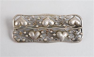 Silberbrosche mit durchbrochen gearbeiteten herzförmigen Blättern und kleinen Knospen, um 1920 - Jugendstil and 20th Century Arts and Crafts