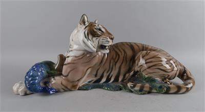 Theodor Kärner (1884-1966), Großer Tiger mit erlegtem Pfau, Modellnummer: 207, Ausführung: Porzellanfabrik Rosenthal, Selb, 1919-1935 - Jugendstil e arte applicata del XX secolo