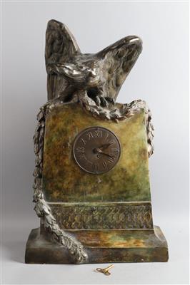 Uhr mit Adler, möglicherweise Stanislaus Czapek ("Rosé"), Modellnummer: 3734, Wiener Manufaktur Friedrich Goldscheider, 1885-1922 - Kleinode des Jugendstils und angewandte Kunst des 20. Jahrhunderts