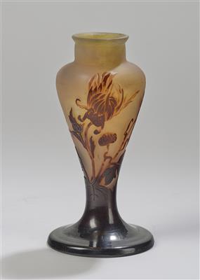 Vase "Chrysanthemes", Emile Gallé, Nancy, um 1906-14 - Kleinode des Jugendstils und angewandte Kunst des 20. Jahrhunderts