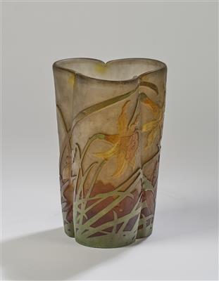 Vase in Dreipassform mit Narzissendekor und Waldlandschaft, Emile Gallé, Nancy, um 1910 - Kleinode des Jugendstils und angewandte Kunst des 20. Jahrhunderts