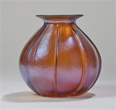 Vase in Kürbisform, Johann Lötz Witwe, Klostermühle, um 1910 - Kleinode des Jugendstils und angewandte Kunst des 20. Jahrhunderts