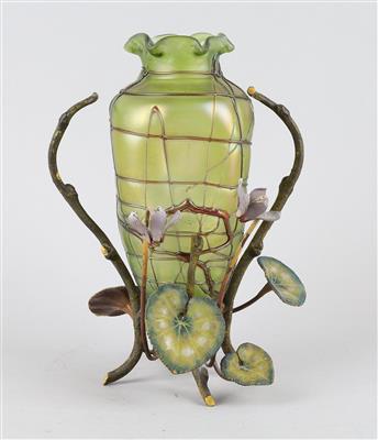 Vase in vegetabiler Metallmontierung, Böhmen, um 1900 - Jugendstil e arte applicata del XX secolo