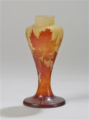 Vase mit Ahornblättern, Emile Gallé, Nancy, um 1910 - Kleinode des Jugendstils und angewandte Kunst des 20. Jahrhunderts