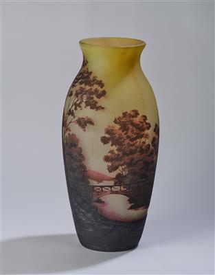 Vase mit Landschaftsdekor und einer Brücke - Kleinode des Jugendstils und angewandte Kunst des 20. Jahrhunderts