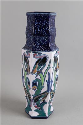 Vase mit Vögeln und Floraldekor, Design: in der Art von Max von Jungwirth, Dekorentwurf: um 1909/10, Ausführung: Amphora Werke, Riessner, Stellmacher  &  Kessel, Thurn, Czechoslowakei, 1918-38 - Secese a umění 20. století